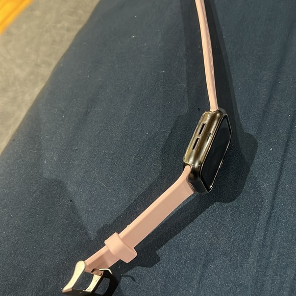 Apple Watch SE 2nd generation with GPS. Come with charger and in new condition - Picture 3 of 4